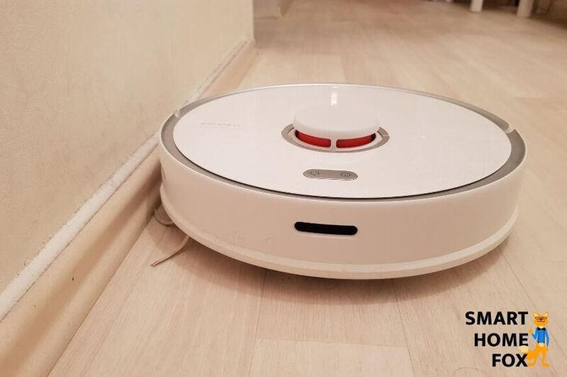 Робот-пылесос Roborock убирает вдоль плинтуса